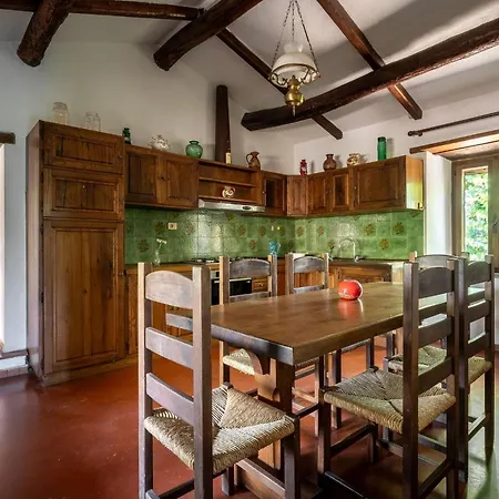 Casa La Cedrina, Pool, بيت للعطل Lornano